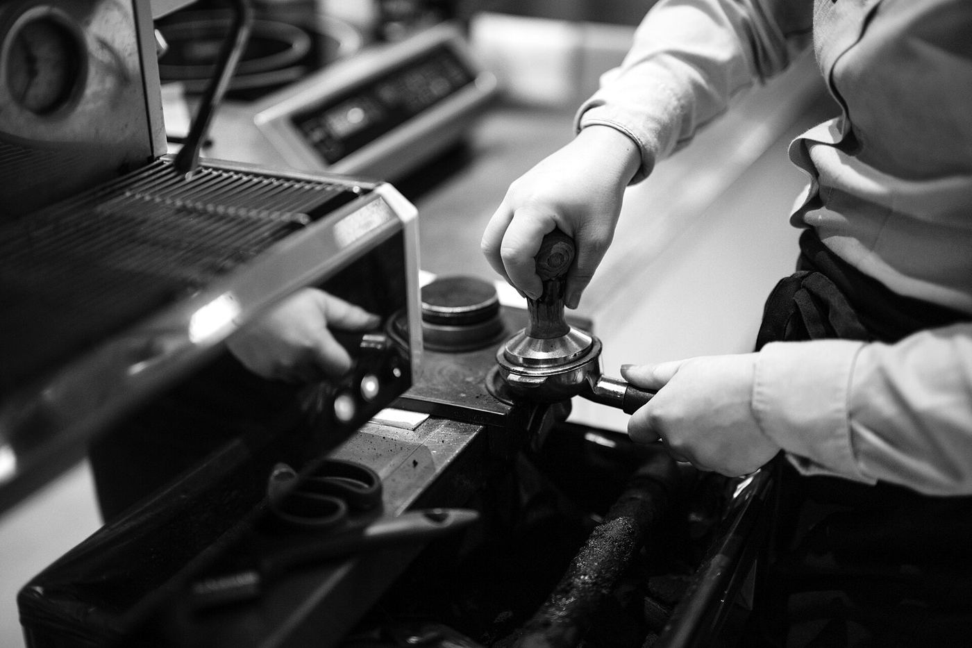 Manos de barista preparando un espresso