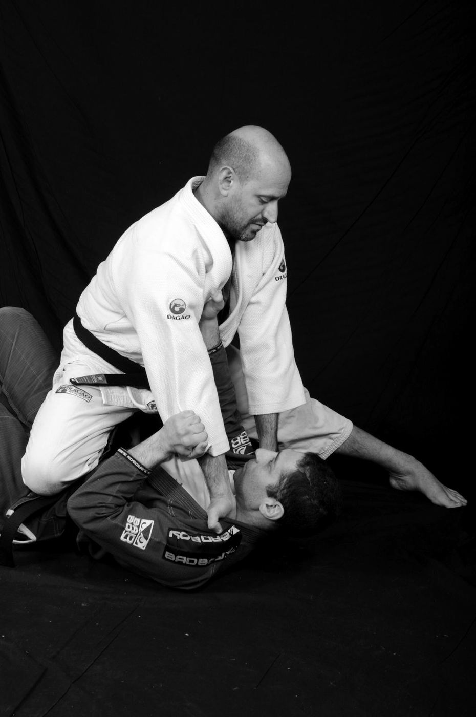 Artistas marciales practicando una técnica en el tatami